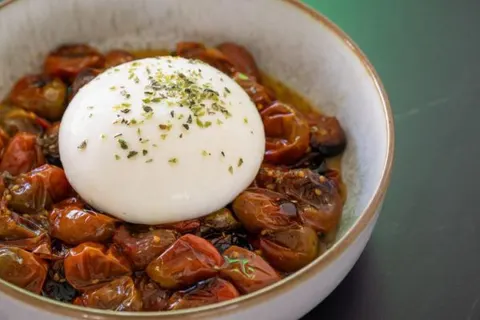 Cherry confitados con burrata