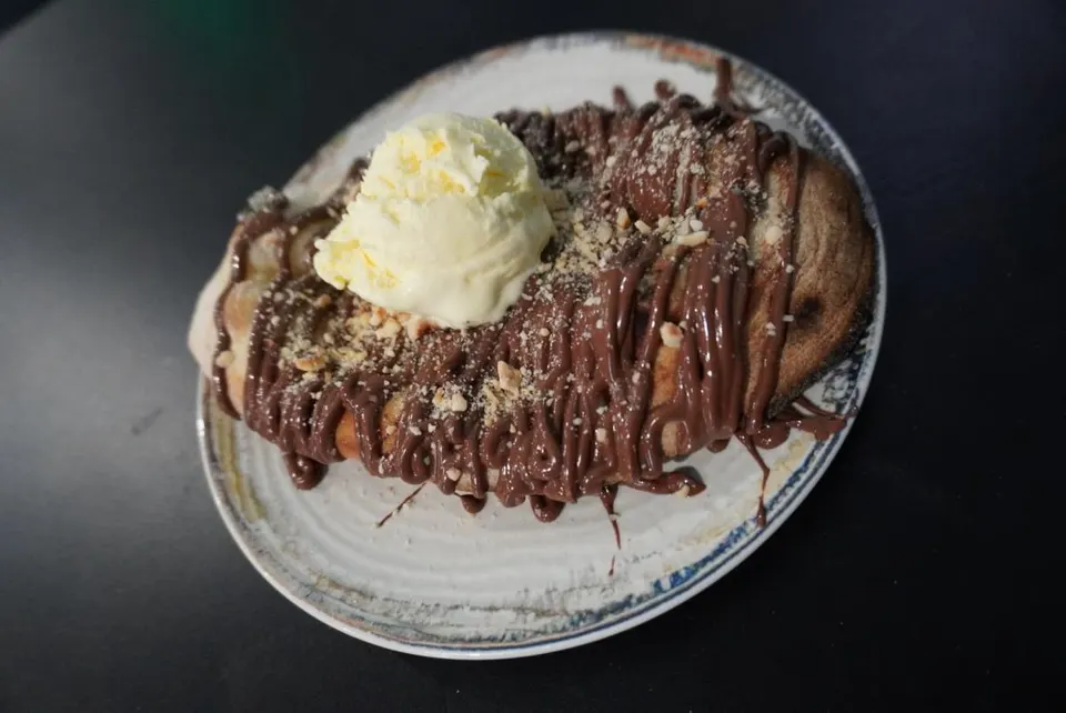 Góndola de Nutella, avellanas y helado de vainilla